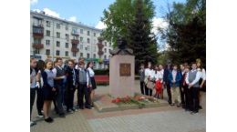 У памятника Евгении Рудневой